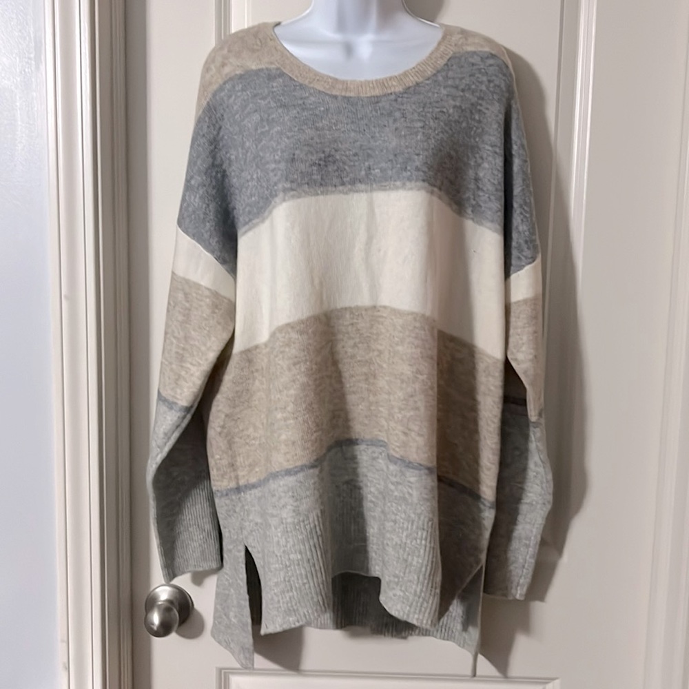 Stripped neutral sweater made with recycled polyester   Crew neck.